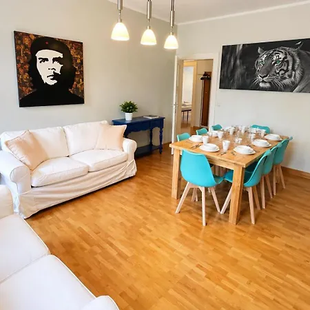 Premium In Awesome Sudvorstadt Location, 3 Bedrooms, For Up To 8 People, 7 Separate Beds, Premium Kitchen And Bathroom Leipzig