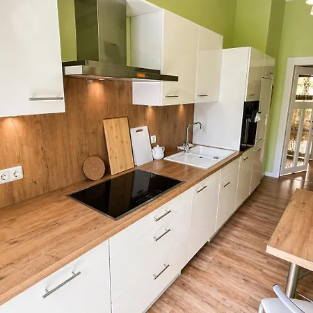 Premium In Awesome Sudvorstadt Location, 3 Bedrooms, For Up To 8 People, 7 Separate Beds, Premium Kitchen And Bathroom Apartment *