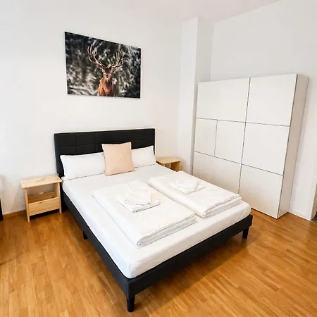Premium In Awesome Sudvorstadt Location, 3 Bedrooms, For Up To 8 People, 7 Separate Beds, Premium Kitchen And Bathroom Apartment