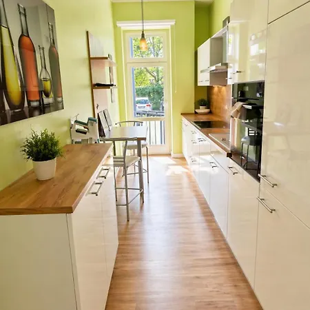 Premium In Awesome Sudvorstadt Location, 3 Bedrooms, For Up To 8 People, 7 Separate Beds, Premium Kitchen And Bathroom